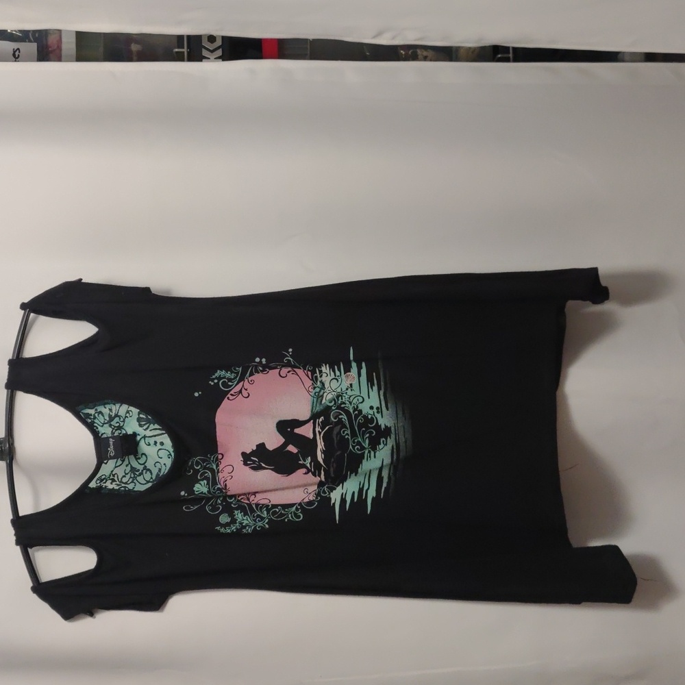 Disney Alice in Wonderland cold shoulder size M, scooped hem top